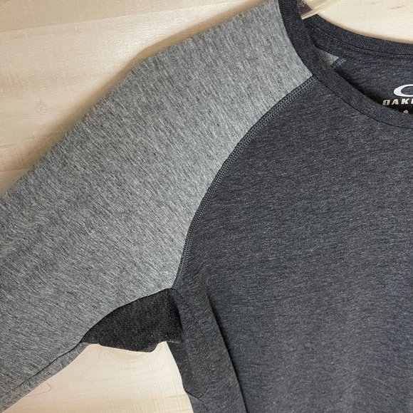 3/4 sleeve Oakley shirt - Picture 4 of 5